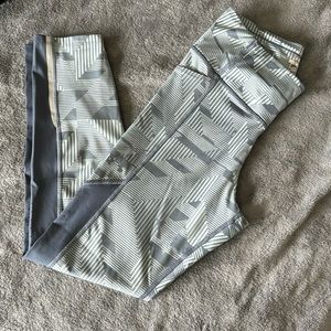 Under Armour fitted compression leggings size medium